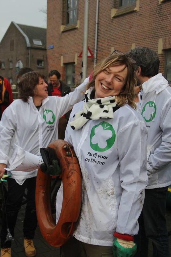 Fractievoorzitter Corina Kerkmans, lachend, met gevonden reddingsband in haar handen