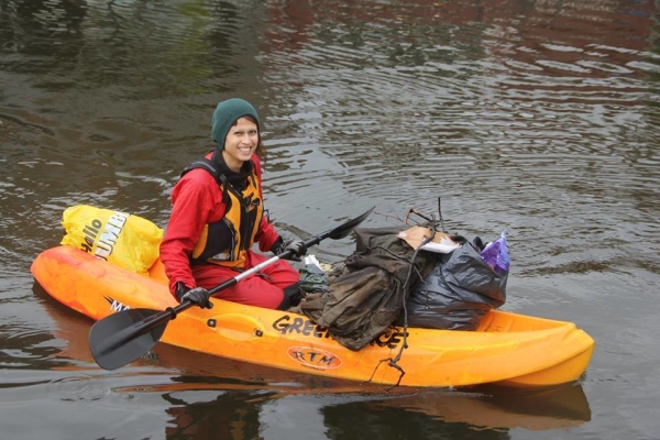 Greenpaeace vrijwilliger met grote hoeveelheid afval voor in de kano