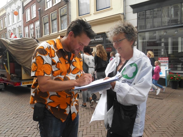 Een Gouwenaar tekent de petitie
