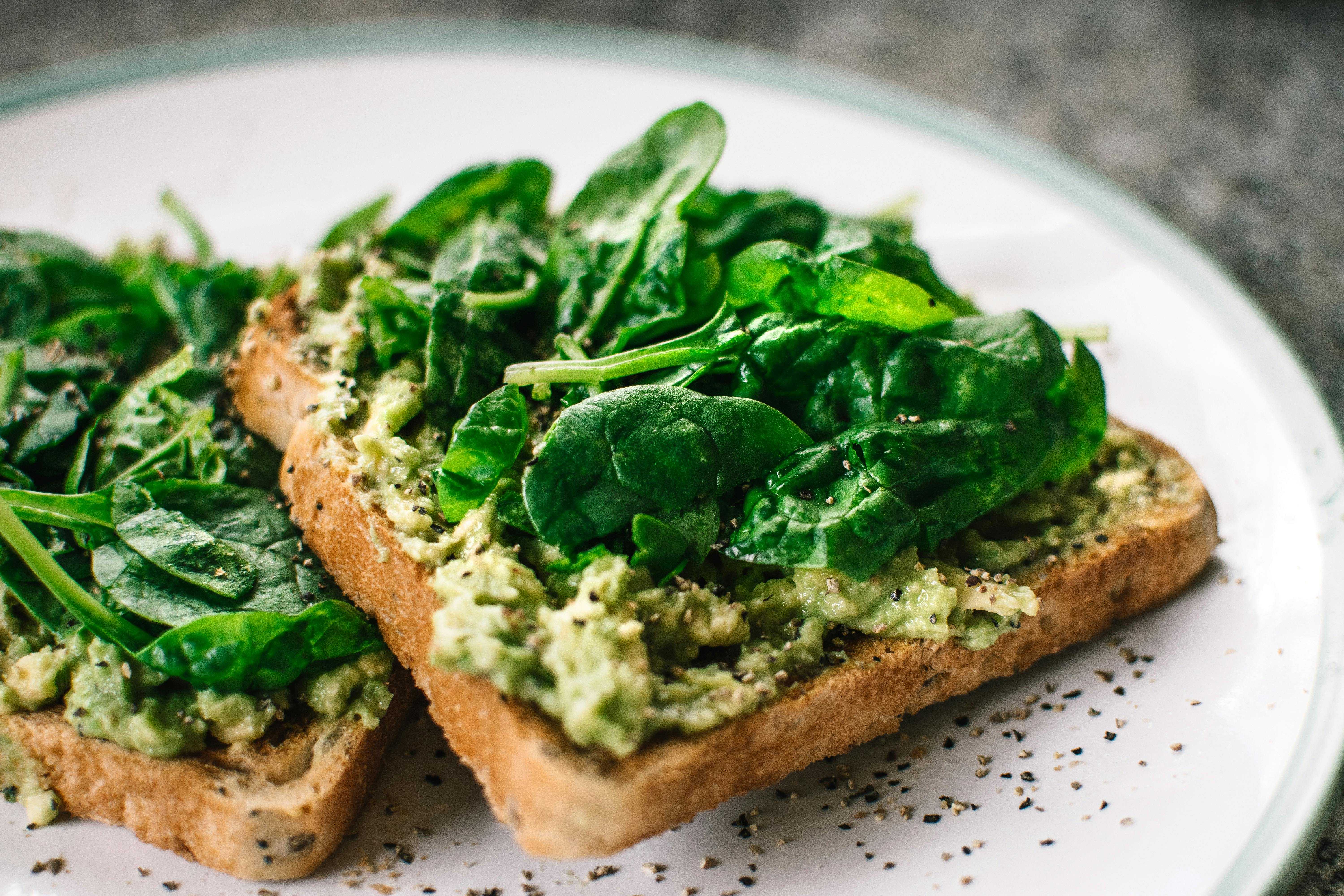 Carnivoor geef het door avocado spinanie brood