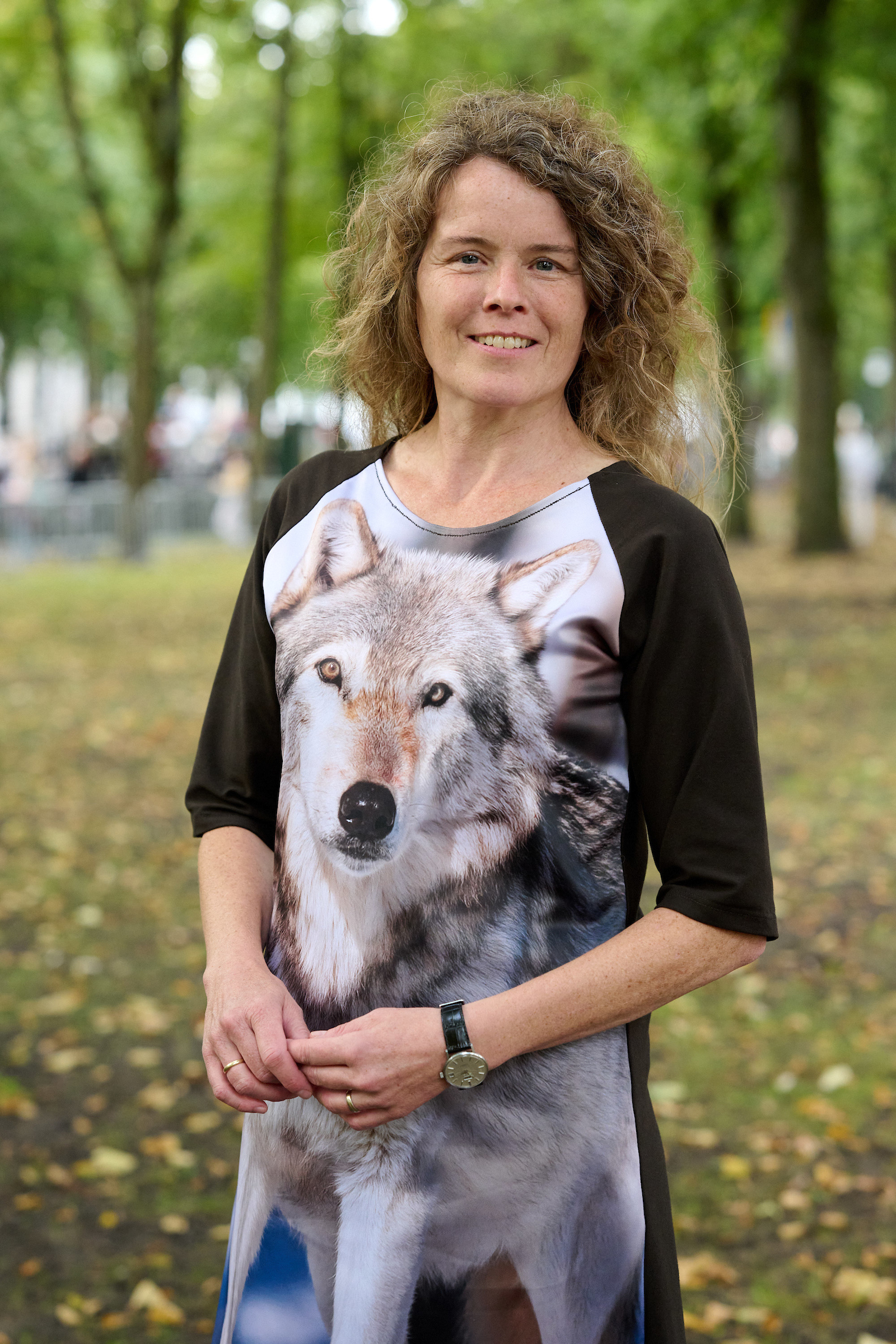 Ingrid Visseren-Hamakers draagt op Prinsjesdag 2024 een jurk met een wolf.